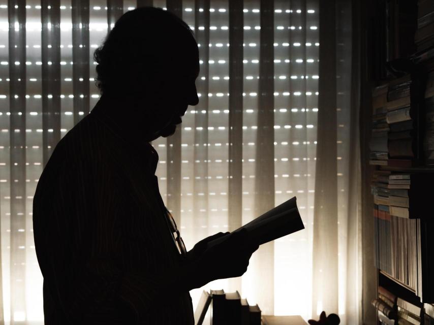 Luis Alberto de Cuenca en su casa