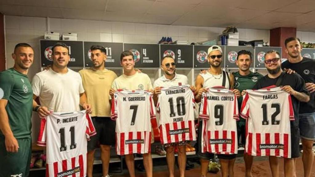 Manuel Cortés con los jugadores del Zamora C.F.