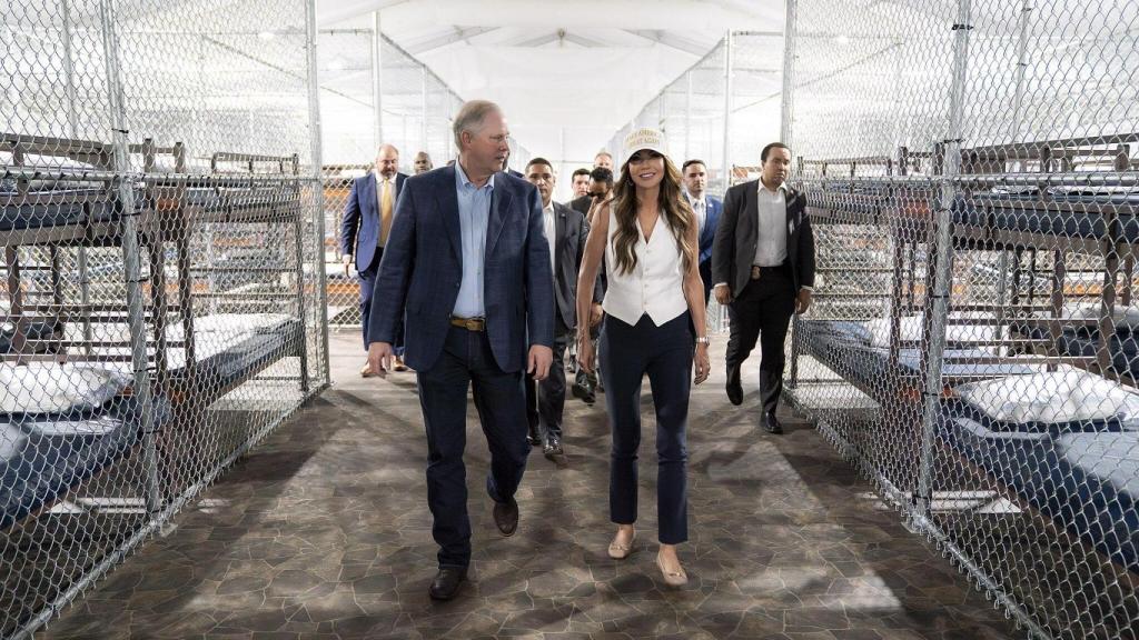 Recorrido por las instalaciones de Alligator Alcatraz.