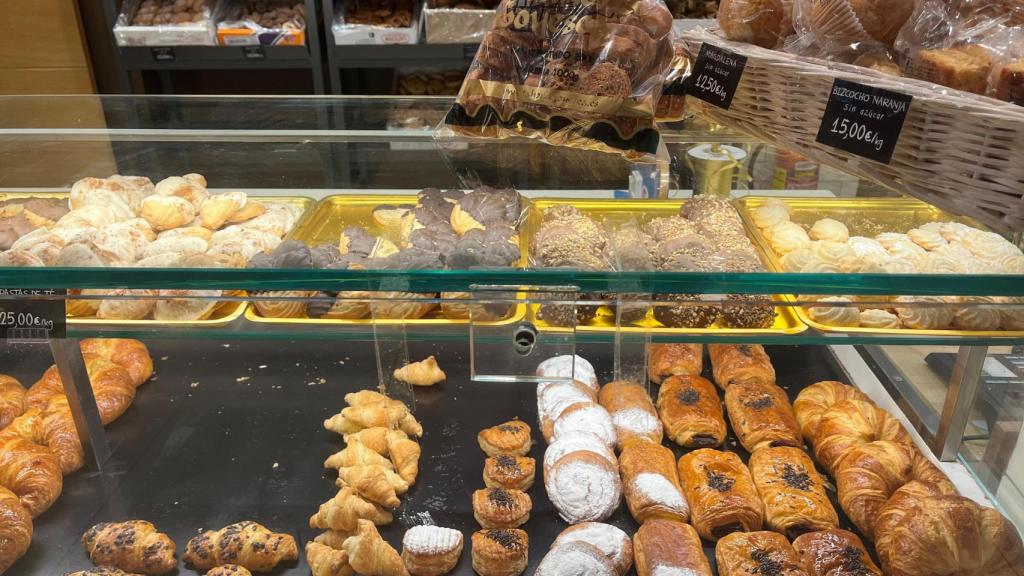 Dulces en la vitrina de la panadería 'Tahona Goyesca'.