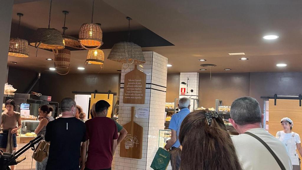 Personas esperando para pedir en la panadería.