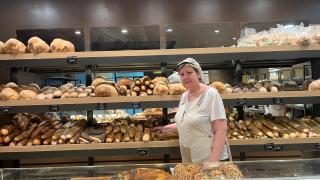 María Begoña Palaín, trabajadora en la panadería  'Tahona Goyesca'.