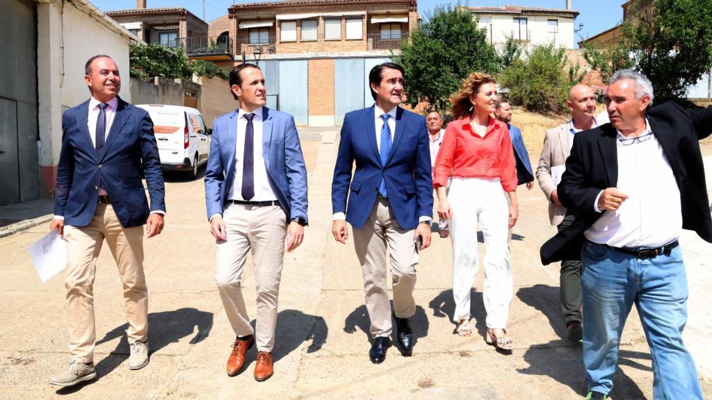 Conrado Íscar y Juan Carlos Suárez-Quiñones visitan las viviendas sociales de Santervás