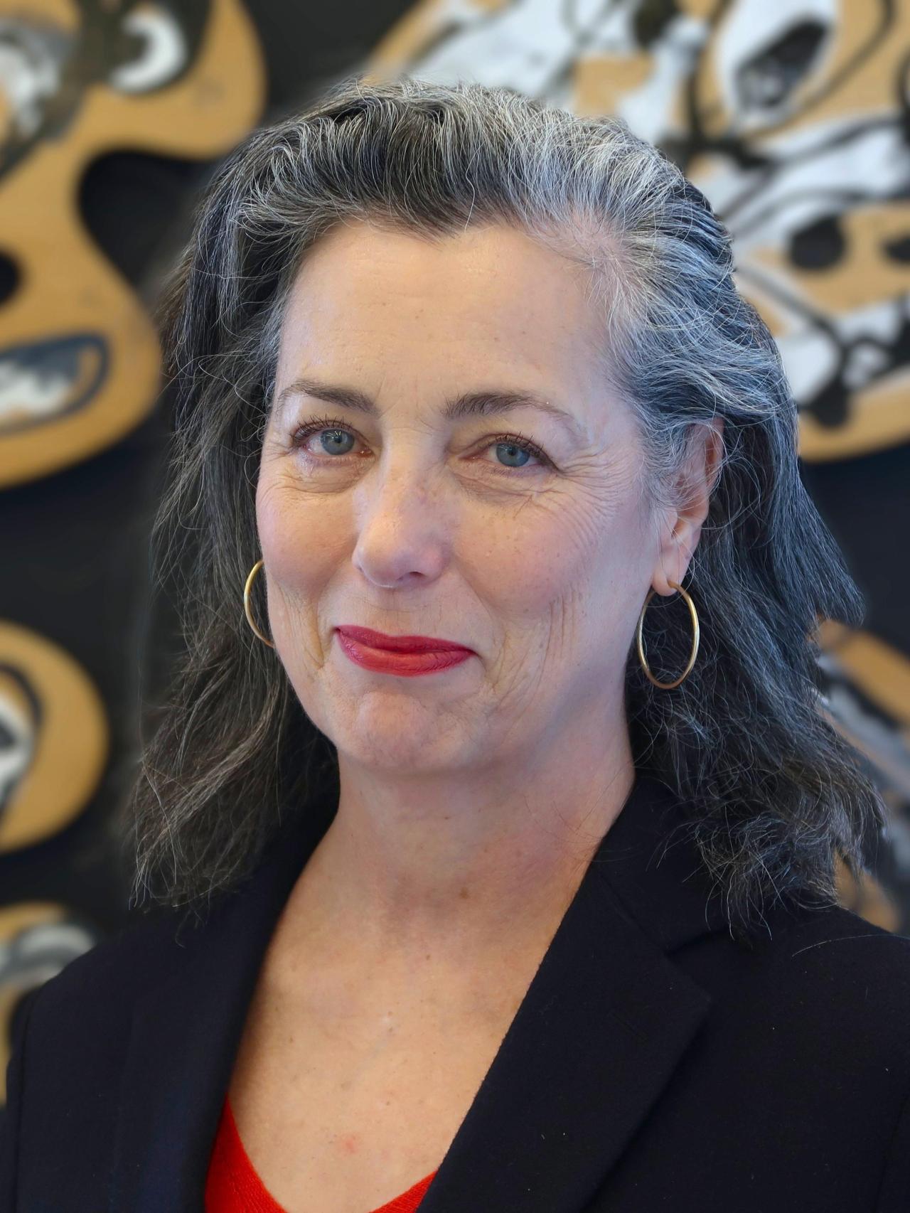 Marina Saura, delante de uno de los cuadros de su padre.