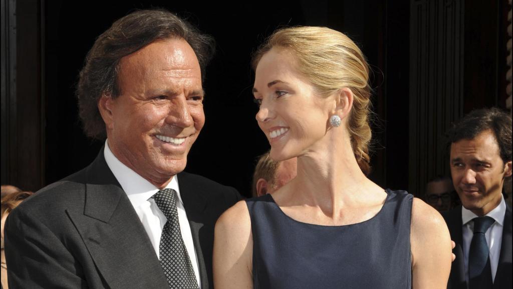 Una imagen de archivo de Julio Iglesias y Miranda Rijnsburger en España.