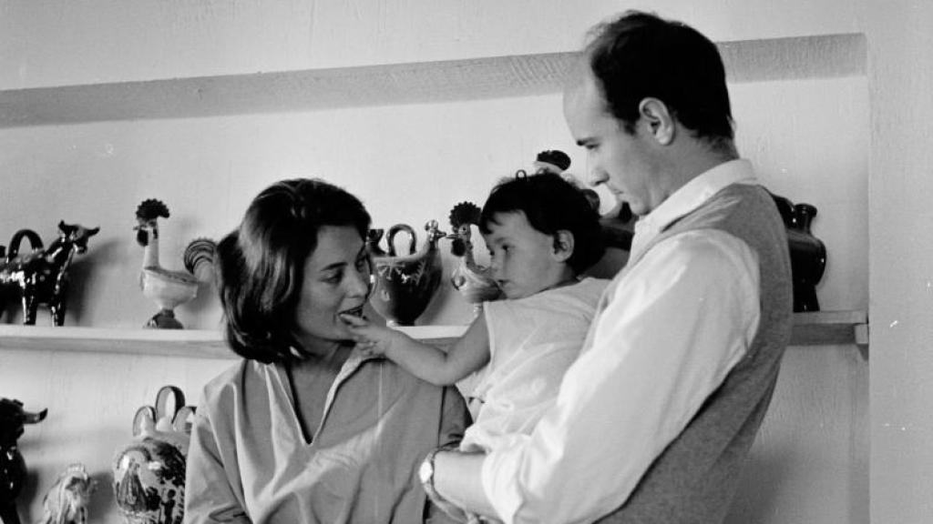 Marina Saura, junto a sus padres en Cuenca en 1959.