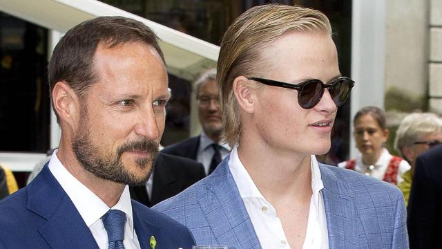 Haakon de Noruega junto a su hijastro, Marius Borg, en una instantánea tomada en 2016.