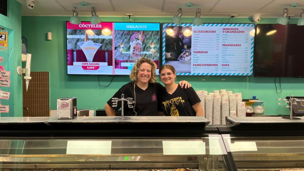 La dueña Noelia Gericó y una trabajadora de la heledería 'Helados Tortosa'