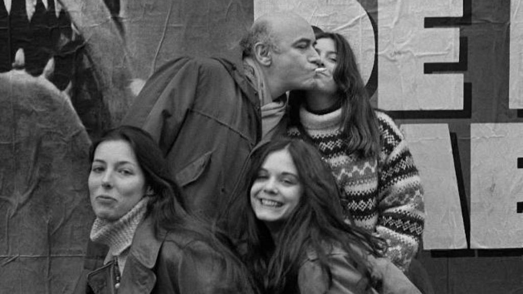 La autora, junto a sus hermanas y Antonio Saura.