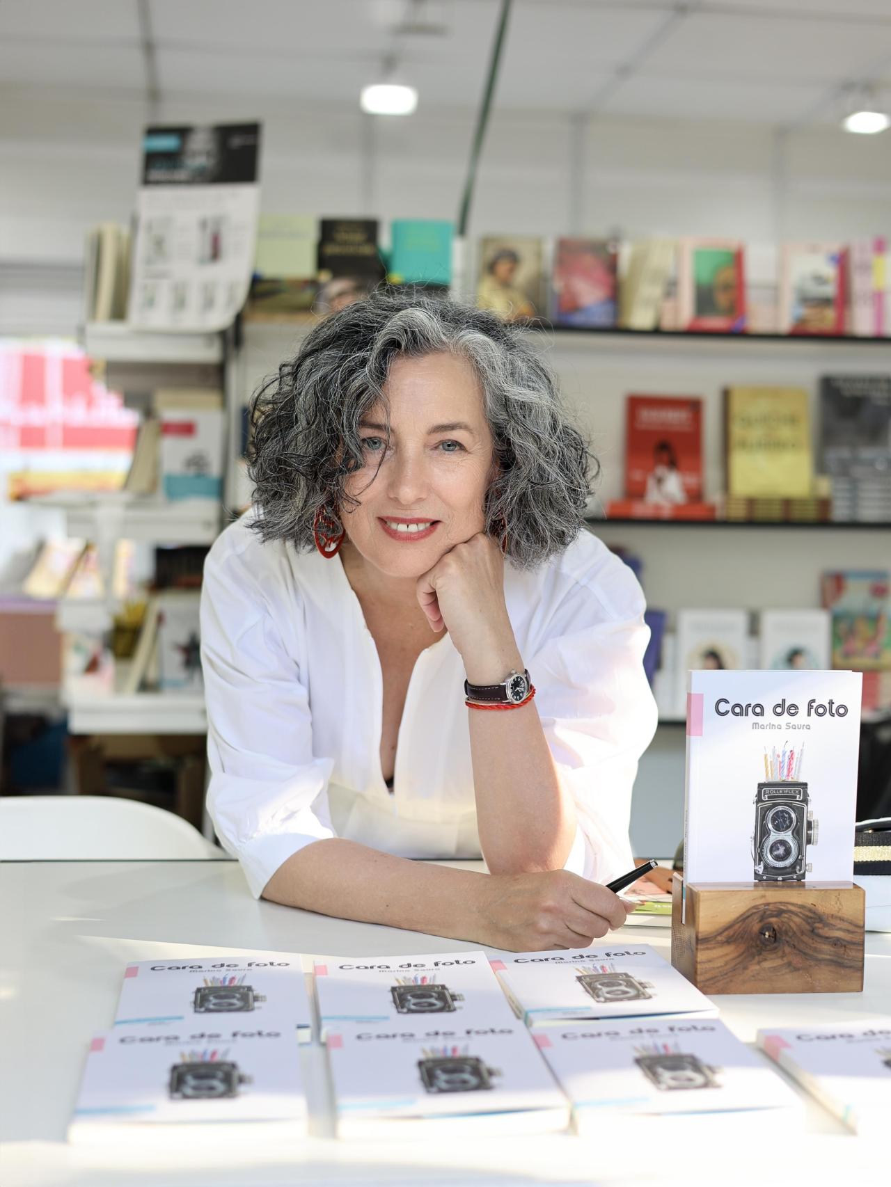 La autora, retratada con ejemplares de su nuevo libro en la Feria del Libro de Madrid.