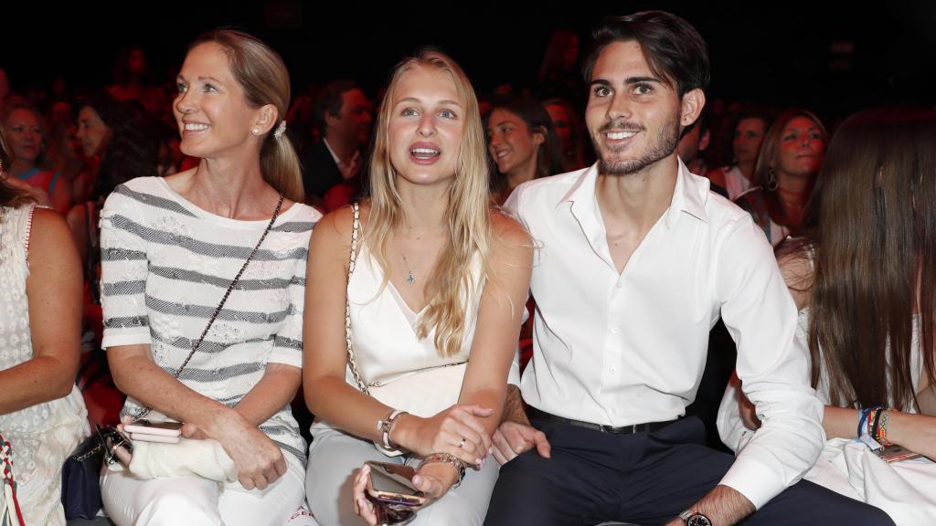 Miranda Rijnsburger y dos de sus hijos, Miguel y Victoria, una de las gemelas.