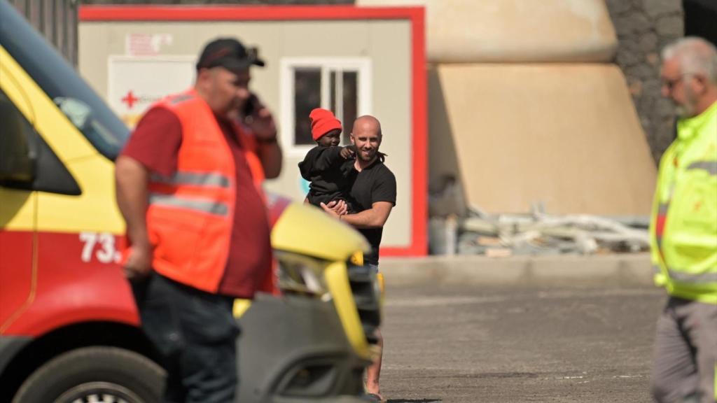 Uno de los menores migrantes rescatados tras volcar un cayuco a su llegada al Puerto de la Restinga, a 28 de mayo de 2025,