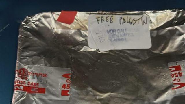 Un tarro de ocmida kosher pedido por un pasajero judío de Iberia con el texto manuscrito: Free Palestine.