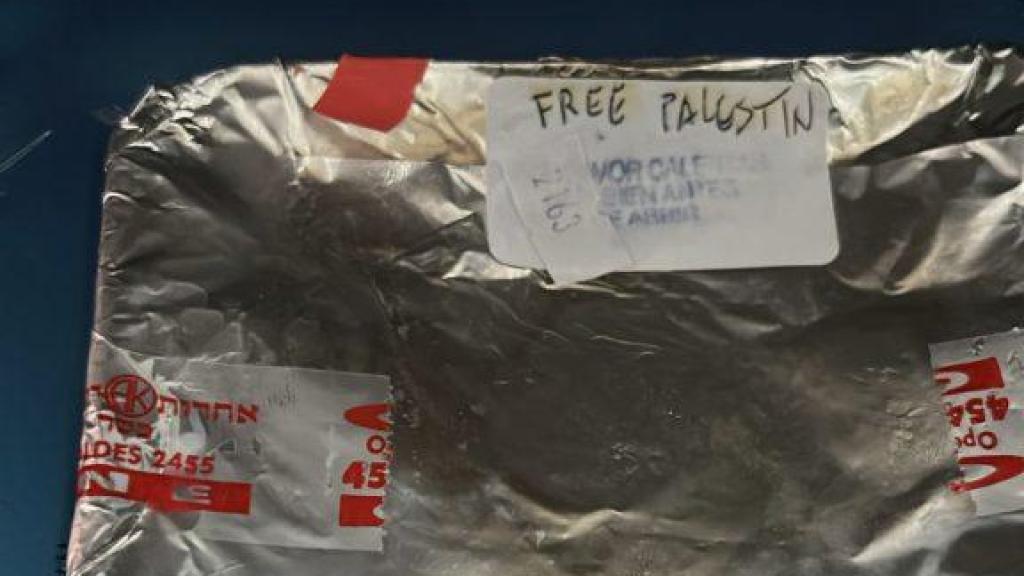 Un tarro de ocmida kosher pedido por un pasajero judío de Iberia con el texto manuscrito: Free Palestine.