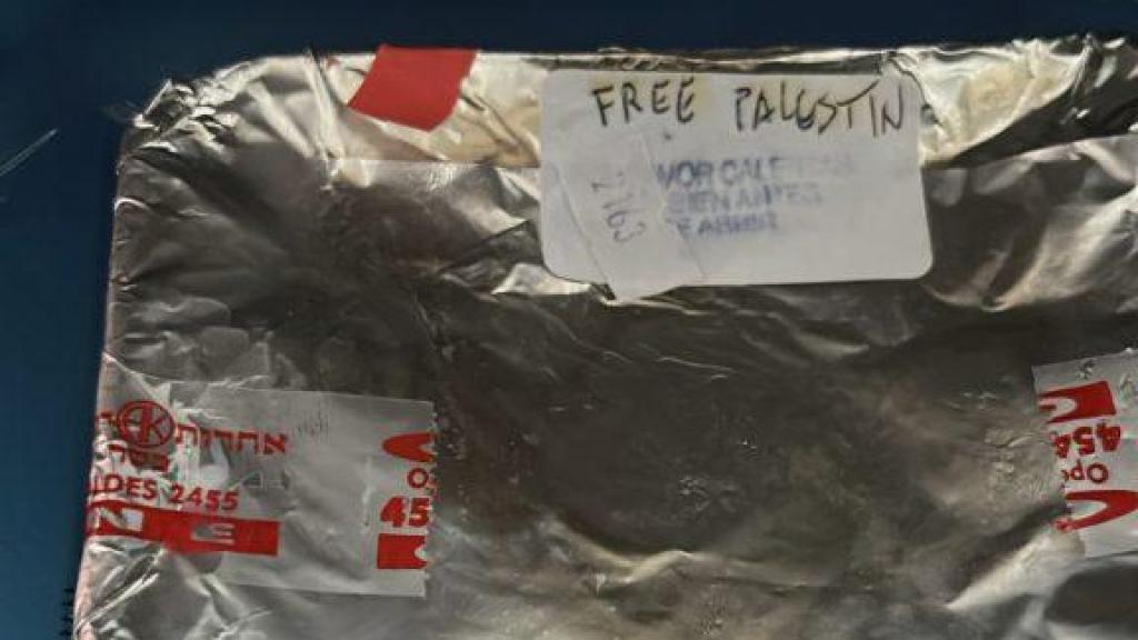 Un tarro de ocmida kosher pedido por un pasajero judío de Iberia con el texto manuscrito: Free Palestine.