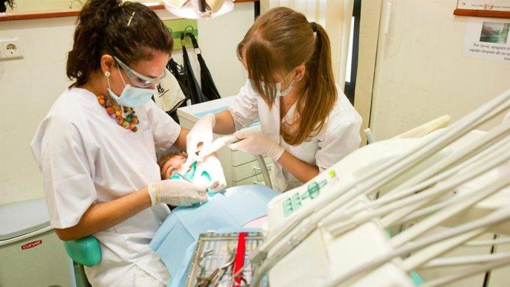 Dentistas realizando una consulta. Imagen de archivo.