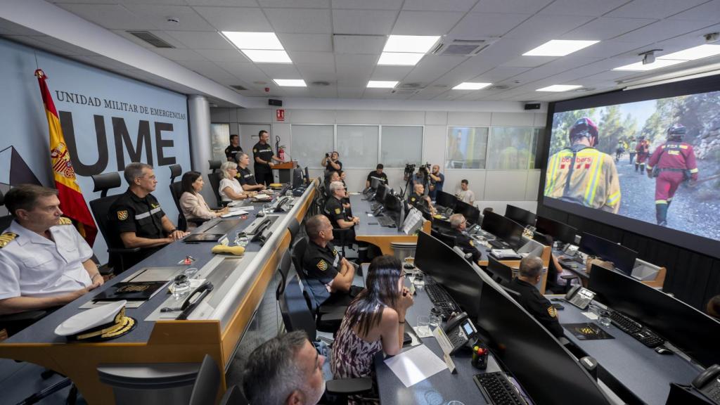 La ministra de Defensa, Margarita Robles (3i), asiste a una videoconferencia desde el Cuartel General de la UME en Torrejón de Ardoz (Madrid).