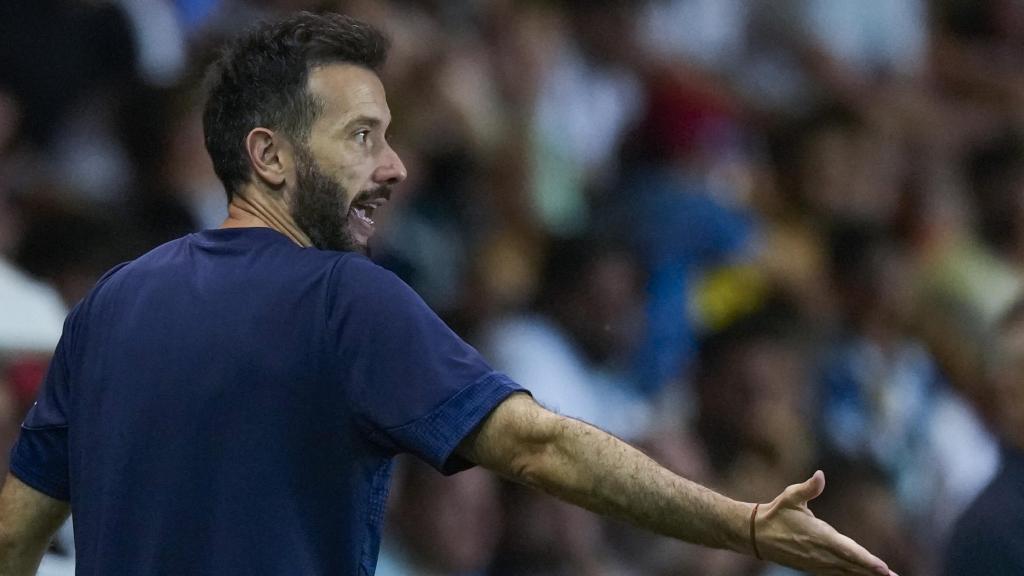 Carlos Corberán da instrucciones a sus jugadores durante el partido ante el Olympique de Marsella.
