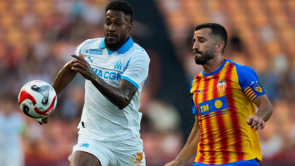 Michael Murillo y Gayá luchan por el balón.