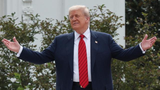 El presidente de Estados Unidos, Donald Trump , en un jardín de la Casa Blanca en Washington.