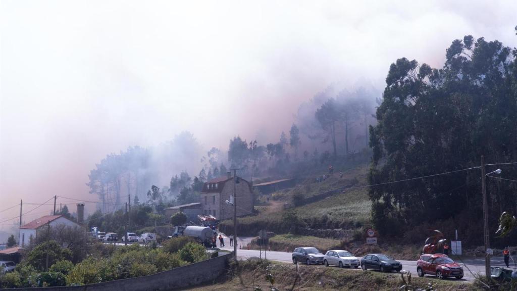 Vista del humo, a 5 de agosto de 2025, en Ponteceso, A Coruña, Galicia (España).