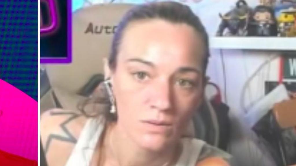 Silvia Charro tras el intento de la pareja de las hipotecas fijas de volver a los medios de comunicación; a la derecha, en la última etapa, en el canal de streaming de Simón Pérez.