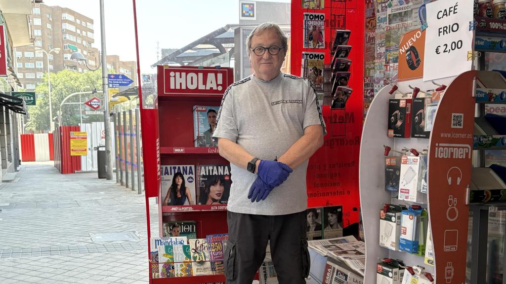 Simón en su kiosco con las obras al fondo.
