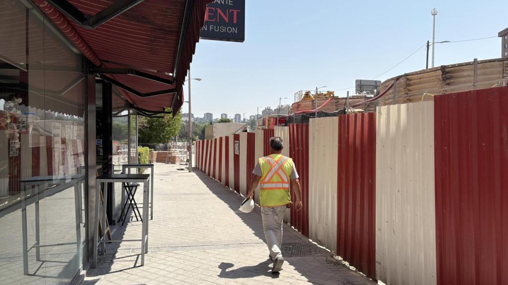 Por Avenida del Mediterráneo la mayoría de los transeúntes son obreros.