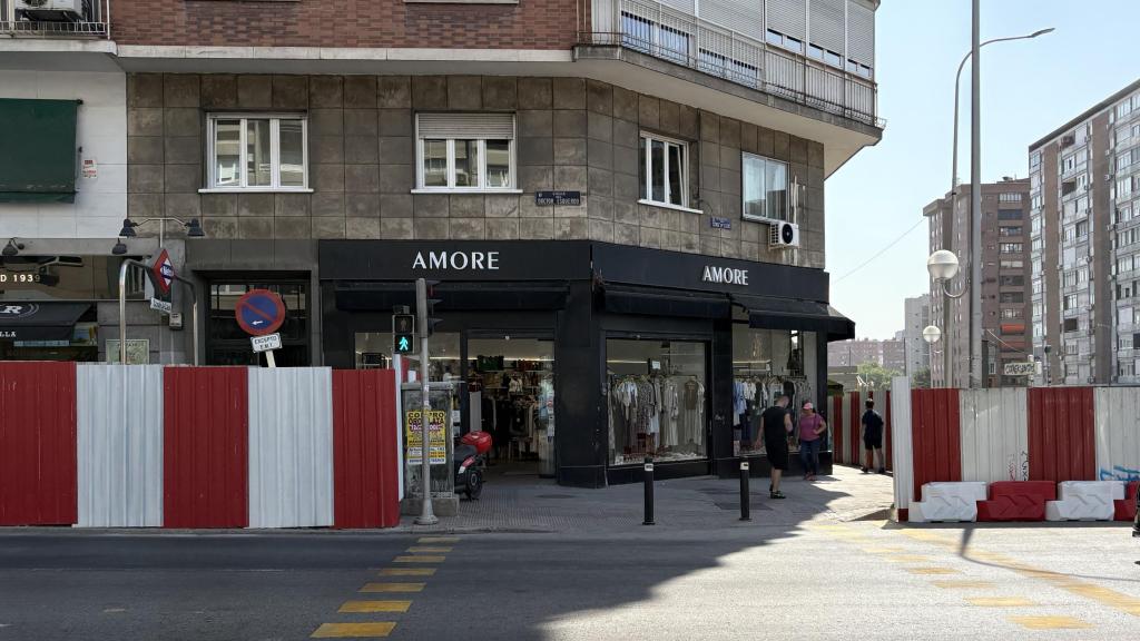 La tienda de moda Amore ha quedado encajonada por las obras.