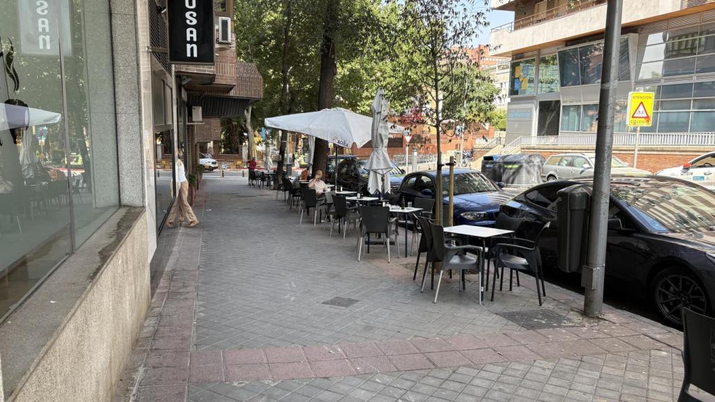 Terrazas del barrio prácticamente vacías.