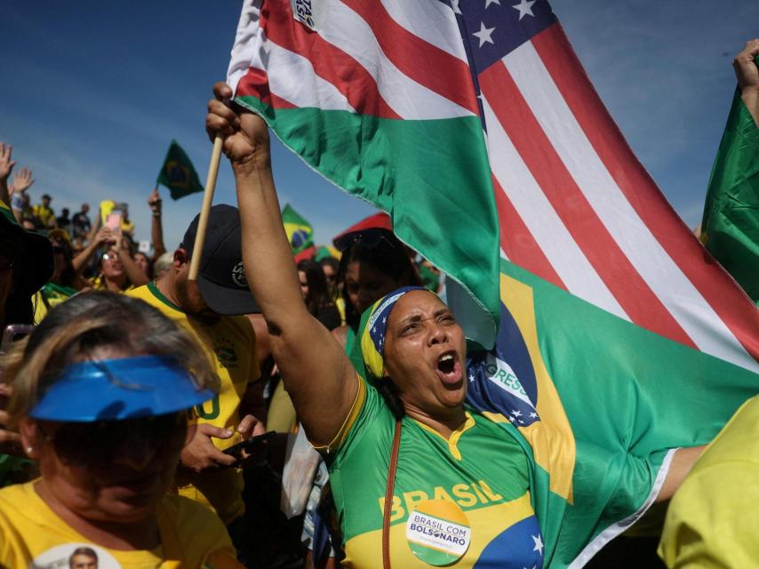 Partidarios de Bolsonaro asisten a una manifestación contra las medidas del Tribunal Supremo de Brasil, en Copacabana, Río de Janeiro, Brasil, el 3 de agosto de 2025.
