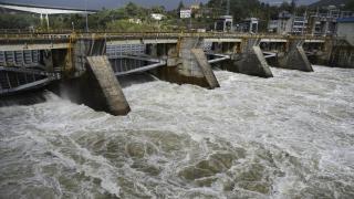 Imagen de archivo del embalse de Velle liberando agua del río Miño, a 4 de noviembre de 2023, en Ourense.