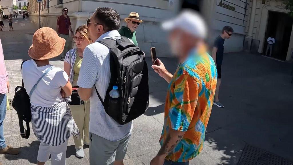 Francisco Sánchez (de espaldas y con la cara pixeleada) grabando a unos carteristas en Sevilla.