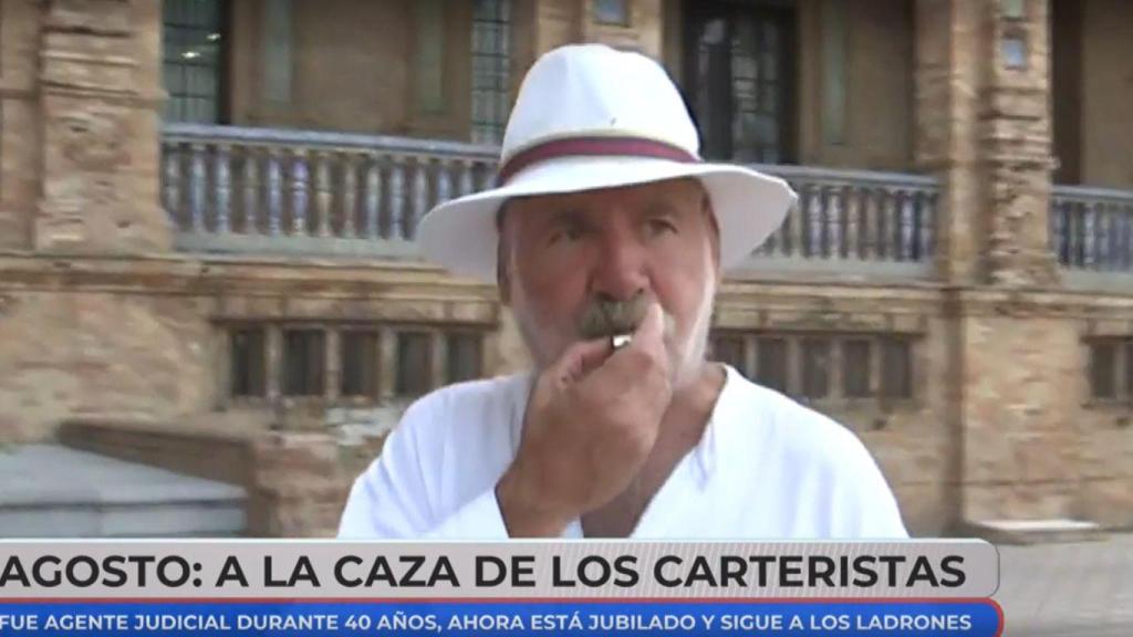 Francisco Sánchez con un silbato demostrando cómo llama la atención de los carteristas.