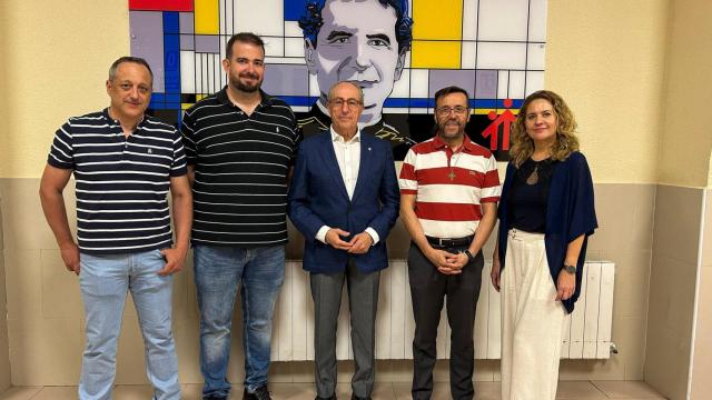El presidente de la Fundación Globalcaja (centro), junto a la directora de la Fundación y representantes del CD Salesianos Don Bosco.