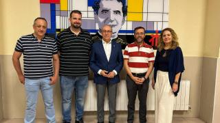 El presidente de la Fundación Globalcaja (centro), junto a la directora de la Fundación y representantes del CD Salesianos Don Bosco.