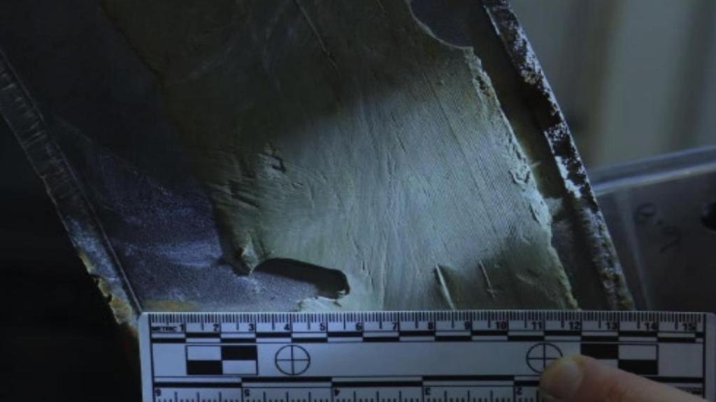 Segmento de popa bajo condiciones de iluminación oblicua que muestra la desaparición de las marcas de mecanizado del extremo del casco hacia la superficie interior.