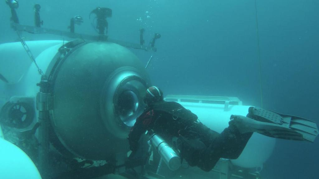 Imagen de un buzo de apoyo del TITAN recibiendo instrucciones escritas desde el interior del TITAN durante una inmersión que tuvo que ser abortada posteriormente debido a un mal funcionamiento. La inmersión se denominó Inmersión 87, la inmersión anterior a la que provocó la implosión del TITAN.