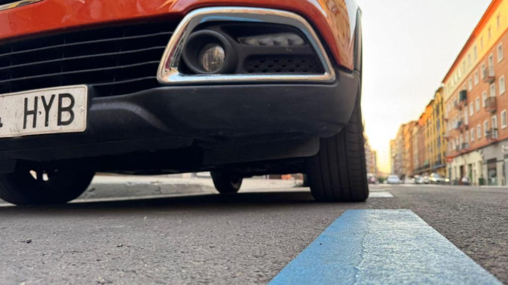 Un coche, aparcado en la zona azul de Zaragoza.