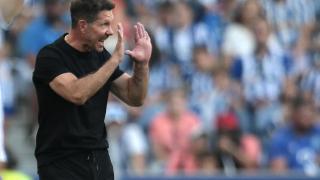 Diego Simeone da instrucciones en la banda durante el FC Porto-Atlético de Madrid del pasado domingo.