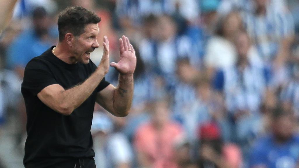 Diego Simeone da instrucciones en la banda durante el FC Porto-Atlético de Madrid del pasado domingo.