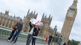 Un hombre trata de sujetar su paraguas pese al fuerte viento provocado por la tormenta Floris en Londres.
