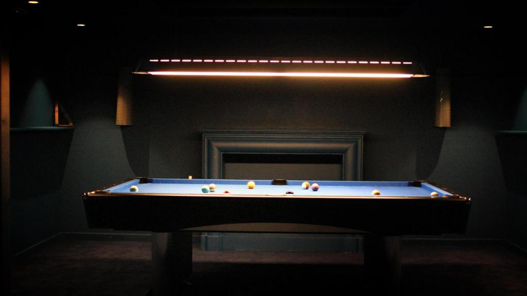 La mesa de billar que espera en el hall de Cohete.