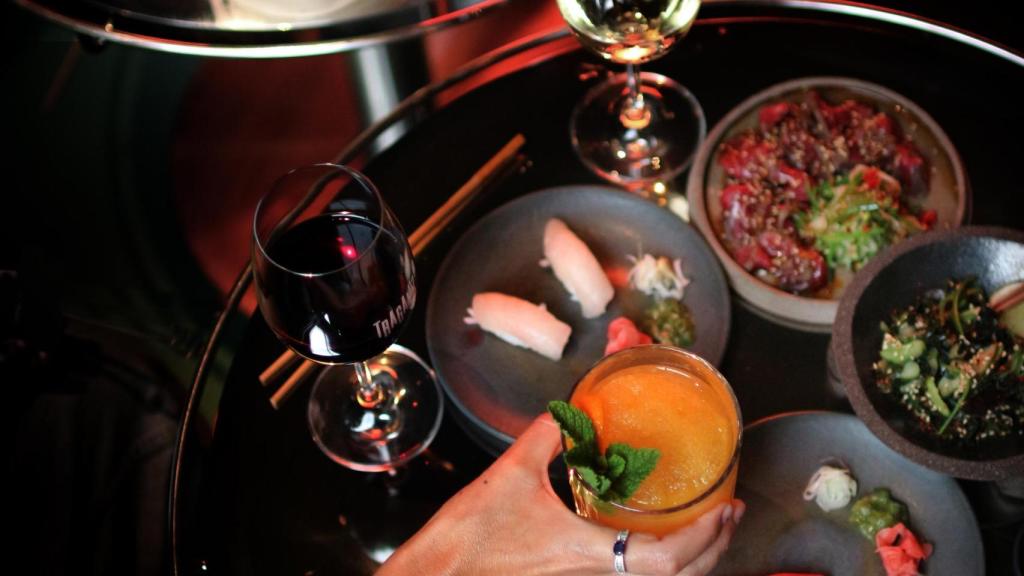 Platillos y cócteles de Cohete Disco Bar.