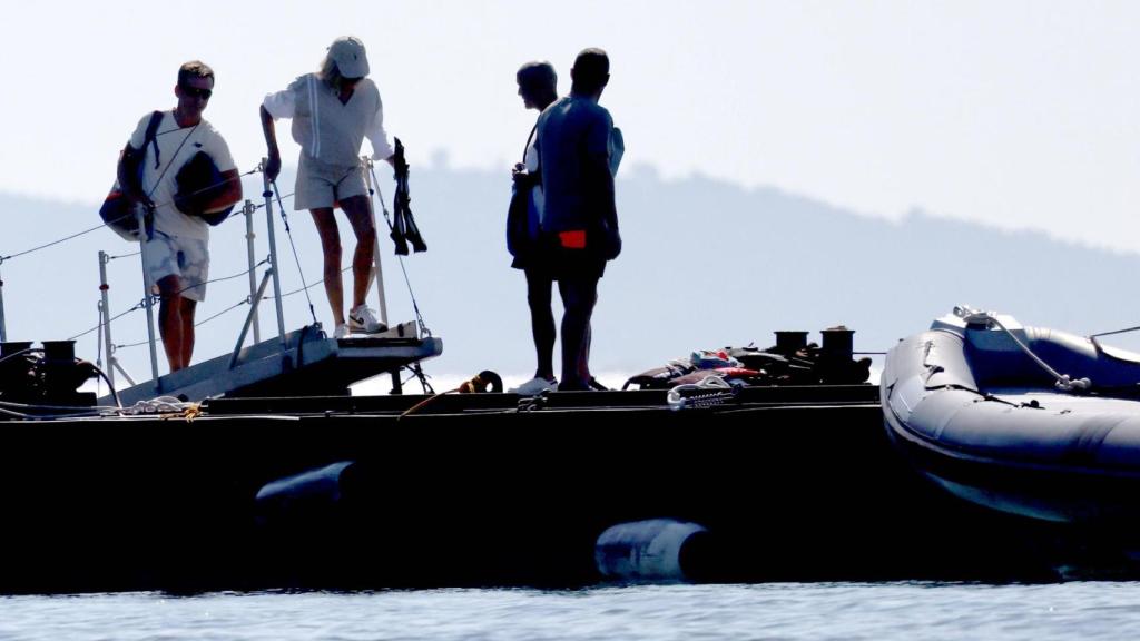 Brigitte Macron con parte del equipo de buceo en mano.