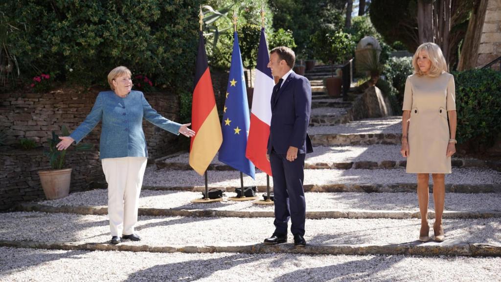 Los Macron con Angela Merkel en el Fuerte de Brégançon. Imagen de 2020.