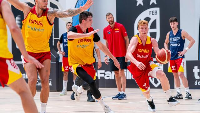 Alberto Díaz con la pelota durante un entrenamiento de la selección española.