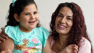 Soraya Fernández posa con Elisabeth en su casa de Madrid.