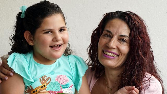 Soraya Fernández posa con Elisabeth en su casa de Madrid.