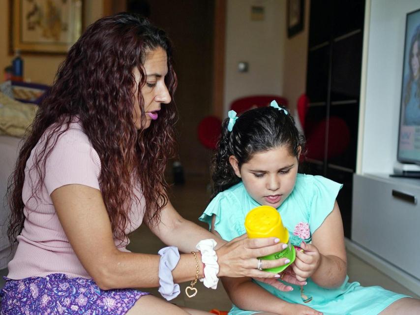 Soraya y Elisabeth juegan en el salón con piezas de colores.